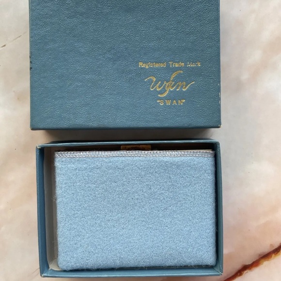 VINTAGE | Boxed ‘Swan’ Japan temple decorated gilt working musical compact - Picture 2 of 9